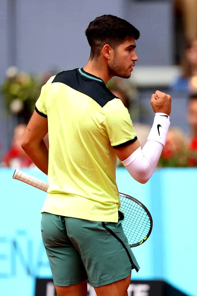 熊猫体育直播包含赛地聚焦:德国杯冲刺阶段热度飙升,阿贾克斯单刀错失,质疑声仍在,团队化学反应显著的词条